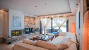 Μια τηλεόραση ή/και κέντρο ψυχαγωγίας στο Zennova #17 Lydia Luxury Pool Villa, Elani