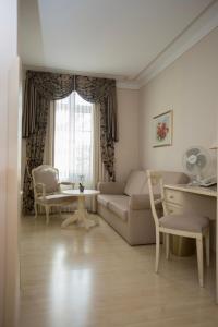 فندق بورغوف في هوف: غرفة معيشة مع أريكة وطاولة