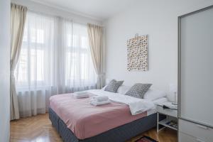 Postel nebo postele na pokoji v ubytování Art Apartments Prague II