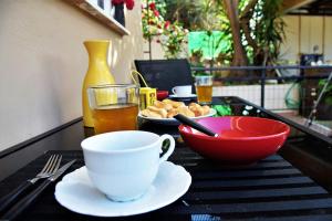 uma mesa com uma chávena de café e uma tigela de comida em Coco Studio em Chania Town