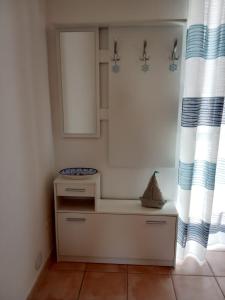 Habitación infantil con tocador y espejo en Casa Eleonora, en Porto Torres