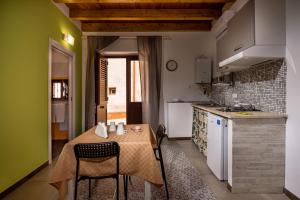 a kitchen with a table and chairs in a kitchen at Il Cortile in Castellammare del Golfo