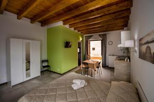 カステッランマーレ・デル・ゴルフォにあるIl Cortileの緑の壁とテーブルが備わる部屋