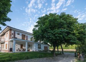 een uitzicht op een huis met een boom bij Agricola Domus in Barolo