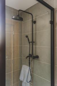 Bilik mandi di MONO Suites Old Town