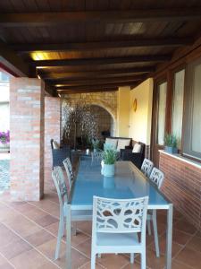 einen blauen Tisch und Stühle auf einer Terrasse in der Unterkunft Villa Barone in Selva di Fasano