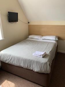Tempat tidur dalam kamar di Hagley Hotel