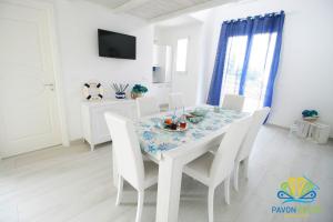 A television and/or entertainment centre at Pavon House Blue - Villetta nuova costruzione 80 mt dal mare, 3 km da spiagge Torre San Giovanni