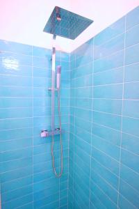 A bathroom at Pavon House Blue - Villetta nuova costruzione 80 mt dal mare, 3 km da spiagge Torre San Giovanni