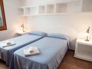 Dos camas en una habitación con toallas. en Casa Sa Serreta, en Sant Ferran de Ses Roques