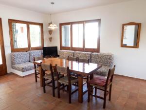 comedor con mesa, sillas y sofá en Casa Sa Serreta, en Sant Ferran de Ses Roques