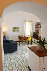 sala de estar con sofá azul y mesa en Luna Caprese Guest House, en Anacapri