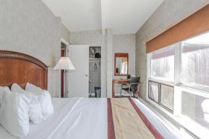 Postel nebo postele na pokoji v ubytování Canadas Best Value Inn Chinook Station + 25 fotografií