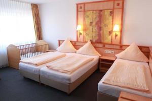 Postel nebo postele na pokoji v ubytování Hotel Wetterau - Self-Check-In + 37 fotografií