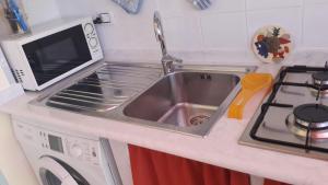 Baia Di GallipoliにあるGallipoli Baia Verdeのキッチン(電子レンジ、コンロ付) +9枚の写真