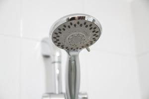 uma cabeça de chuveiro cromada na casa de banho em Vertex Guest House em Roma