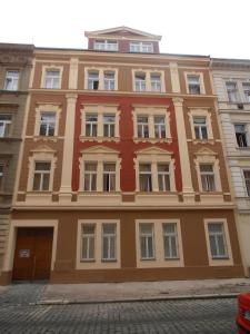 プラハにあるアパートメンツ エマの大きな窓のある大きな建物