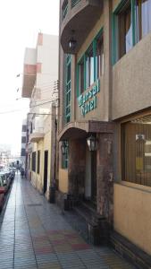 un edificio con un cartel en una calle en Hotel Marsal, en Antofagasta
