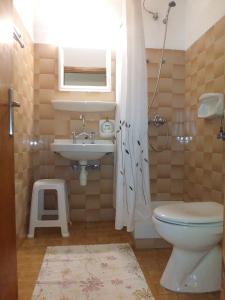 Koupelna v ubytování Apostolos & Eleni Family Apartments
