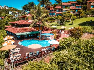 uma vista aérea de um resort com uma piscina e guarda-sóis em La Boheme Hotel e Apart Hotel em Búzios
