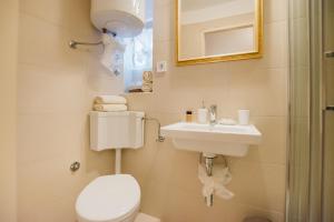 bagno con servizi igienici e lavandino di Apartment City Center Amaryllis a Rovigno (Rovinj)