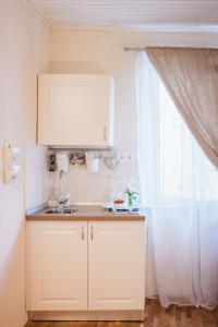 una cucina bianca con lavandino e finestra di Apartment City Center Amaryllis a Rovigno (Rovinj)