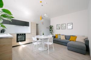 uma cozinha e sala de estar com uma mesa e um sofá em Apartment Fresh - Parking included em Izola