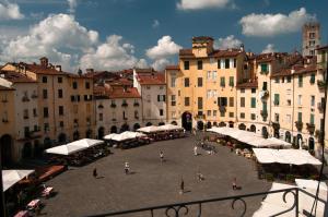 Afbeelding uit fotogalerij van At Home Bed and Breakfast in Lucca