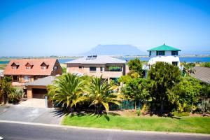 Gallery image of Cape Oasis Guesthouse in Bloubergstrand