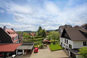 an aerial view of a town with houses and cars at Appartementanlage Vierjahreszeiten in Braunlage