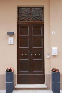 a large wooden door in the corner of a building at S B&B (Pescara Centro) in Pescara