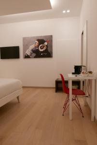 Pokój z łóżkiem, stołem i krzesłem w obiekcie S B&B (Pescara Centro) w mieście Pescara