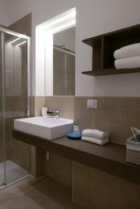 La salle de bains est pourvue d'un lavabo blanc et d'un miroir. dans l'établissement S B&B (Pescara Centro), à Pescara