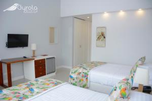 Postel nebo postele na pokoji v ubytování Gyrola Birding Hotel Boutique