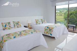 Postel nebo postele na pokoji v ubytování Gyrola Birding Hotel Boutique