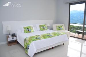 Postel nebo postele na pokoji v ubytování Gyrola Birding Hotel Boutique