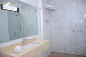 Koupelna v ubytování Gyrola Birding Hotel Boutique