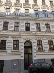 un bâtiment avec une voiture garée devant lui dans l'établissement Double Floor Apartment, à Vienne