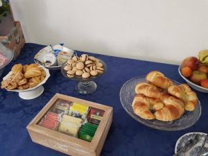 un tavolo ricoperto di piatti di prodotti da forno e ciotole di cibo di Cascina Ghitin Relais ad Asti