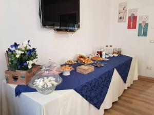 una mesa azul y blanca con comida. en Cascina Ghitin Relais, en Asti