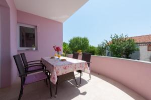 Balkón alebo terasa v ubytovaní luxury apartment with garden jacuzzi and wellness