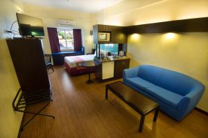 A seating area at Microtel by Wyndham Batangas