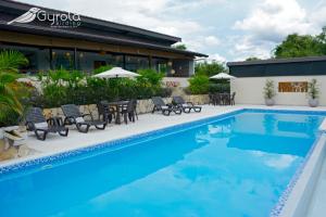 Bazén v ubytování Gyrola Birding Hotel Boutique nebo v jeho okolí