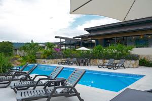 Bazén v ubytování Gyrola Birding Hotel Boutique nebo v jeho okolí