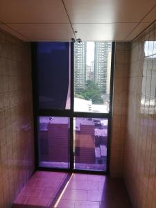 an empty bathroom with a view of a window at Hotel Lider in Caracas