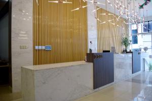 a lobby with a reception desk in a building at Gran Mundo Hotel & Suites in Lima