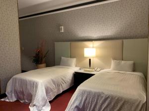 A bed or beds in a room at LI-GIN Motel