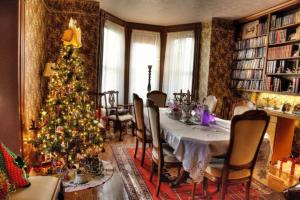 un comedor con un árbol de Navidad y una mesa en Pemberley House Bed and Breakfast, en Seaforth