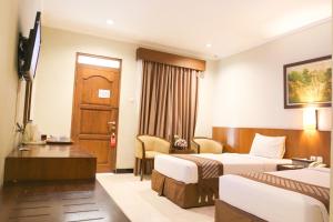 Postelja oz. postelje v sobi nastanitve Cakra Kembang Hotel