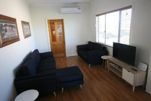 TV a/nebo společenská místnost v ubytování Cedar Cottages Blackmans Bay